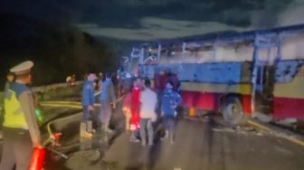 Bus Mendadak Meledak dan Terbakar di Tol Tangerang-Merak, Sopir Kabur