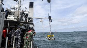 Sejumlah prajurit TNI AL pengawak KRI Rigel-933 mengamati robot bawah laut atau 'Remotely Operated Vehicle (ROV)' yang diturunkan di perairan Kepulauan Seribu, Jakarta, Senin (11/1/2021). [ANTARA FOTO/M Risyal Hidayat]
