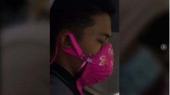 Bentuknya Mirip BH, Penampakan Masker Pria Ini Buat Penumpang Kereta Salfok