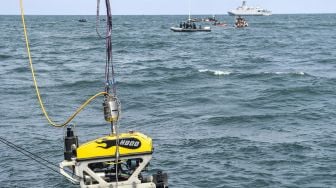 Robot bawah laut atau 'Remotely Operated Vehicle (ROV)' diturunkan dari KRI Rigel-933 untuk melakukan pencarian korban dan puing dari pesawat Sriwijaya Air SJ 182 yang jatuh di perairan Kepulauan Seribu, Jakarta, Senin (11/1/2021). [ANTARA FOTO/M Risyal Hidayat]
