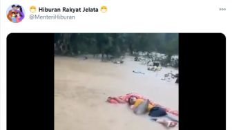 Heboh, Pria Ini Tertidur Pulas di Atas Kasur yang Hanyut Saat Banjir