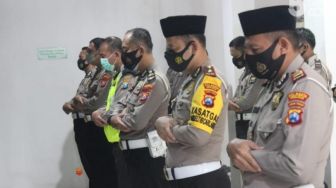 Anggota Polantas Sidoarjo Salat Gaib Doakan Korban Sriwijaya Air SJ-182