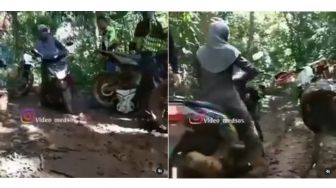 Unjuk Gigi di Depan Anak Trail, Aksi Ibu Lewati Jalan Berlumpur Pakai Motor