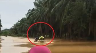 Detik-detik Perahu Penuh Penumpang Terbalik, Aksi Pengemudi Disorot