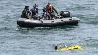 Sejumlah prajurit TNI AL pengawak KRI Rigel-933 mengamati robot bawah laut atau 'Remotely Operated Vehicle (ROV)' yang diturunkan di perairan Kepulauan Seribu, Jakarta, Senin (11/1/2021). [ANTARA FOTO/M Risyal Hidayat]
