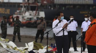 Wakil Ketua DPR Azis Syamsuddin (kiri) memberikan keterangan kepada awak media saat meninjau penanganan evakuasi pesawat Sriwijaya Air SJ 182 di Dermaga JICT, Tanjung Priok, Jakarta, Senin (11/1/2021). [Suara.com/Angga Budhiyanto]