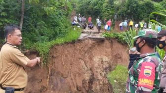 Kabupaten Solok Diterjang Banjir dan Longsor: Jalan Amblas, Jembatan Ambruk