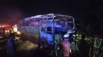 Bus Arimbi Terbakar di Tol Tangerang-Merak, Penumpang Kelabakan