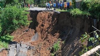 Tanah longsor di jalan raya Wonosobo-Kebumen Desa Trimulyo, Wadaslintang, Wonosobo, Jawa Tengah, Selasa (12/1/2021).  [ANTARA FOTO/Anis Efizudin]
