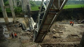 Jembatan Kereta Api Ambruk di Brebes