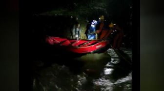 Dramatis! Evakuasi 11 Orang Terjebak di Atas Batu Sungai yang Meluap