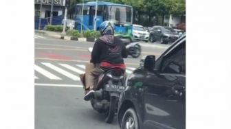 Aksi Pemotor Ogah Menapakkan Kaki Selama Lampu Merah Ini Bikin Melongo