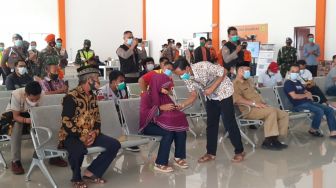 Keluarga Korban SJ 182 di Bandara Supadio: Moga Ada yang Bisa Dibawa Pulang