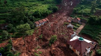 
Foto udara bencana tanah longsor di Cimanggung, Kabupaten Sumedang, Jawa Barat, Selasa (12/1/2021). . ANTARA FOTO/Raisan Al Farisi