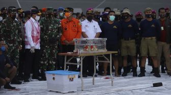 Kotak hitam (black box) pesawat Sriwijaya Air SJ-182 diperlihatkan di Dermaga JICT 2, Tanjung Priok, Jakarta, Selasa (12/1/2021). [Suara.com/Angga Budhiyanto]