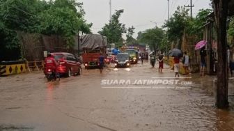 Akses Jalan Raya Jember - Lumajang Lumpuh Tergenang Banjir