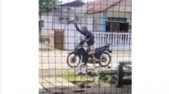 Sabar Pak! Orang Ini Hancurkan Motornya karena Tak Mau Hidup saat Diengkol