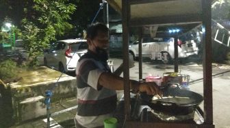 Malam Pertama PPKM Surabaya, Senyum Kecut Penjual Tahu Tek Sepi Pembeli