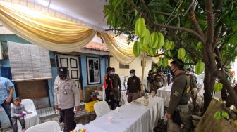 PPKM Hari Kedua, Petugas Bubarkan Hajatan Warga Ngagel Rejo Surabaya