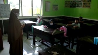 Siswa Datang ke Sekolah saat PSBB, Kepsek: Hanya Setor Tugas