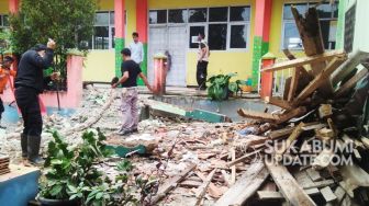 Perpustakaan Sekolah di Sukabumi Ambruk Diterjang Angin