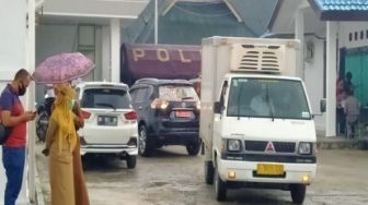 Rintik Hujan Iringi Keberangkatan Mobil Angkut Vaksin Covid-19