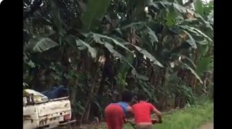 Viral Aksi Nyeleneh 2 Bocah Naik Sepeda, Tak Ada yang Duduk di Sadel