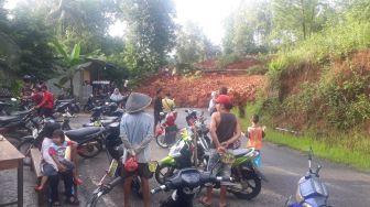 Tertutup Material Longsor, Jalan Provinsi Banjarnegara - Kebumen Putus