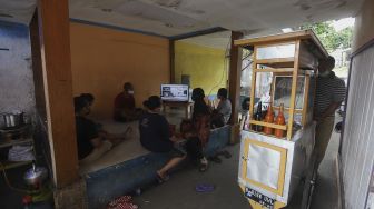 Antusias Warga Saksikan Vaksinasi Covid-19 Perdana di Indonesia