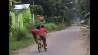 Aksi Kocak 2 Bocah Naik Sepeda, Kayuh Pedal Bersama Sampai Begini