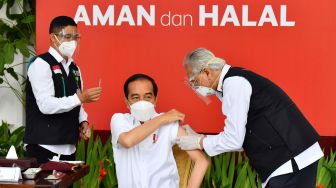 Jokowi Divaksin Sinovac, Dua Dokter Ini Lantang Serukan Penolakan