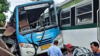 Kereta Api Bandara Tabrak Bus Trans Padang: Sopir Terpental, Pramugara Pingsan dan Luka Parah