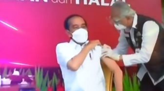 Jokowi Divaksin, Tangan Dokter sampai Gemetar Hebat saat Menyuntik