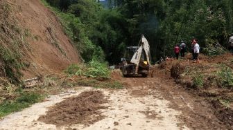 Longsor Tewaskan 1 Warga dan Tutup Jalan di Kabupaten Magelang