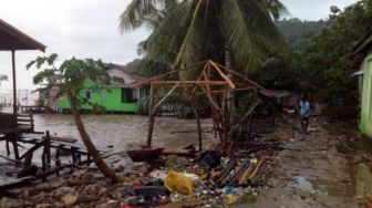 Gelombang Tinggi Terjang Pulau Lemukutan, Puluhan Rumah Warga Rusak