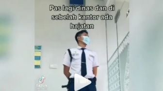 Ada Hajatan di Dekat kantor, Satpam Ini Tak Tahan Bergoyang saat Dinas