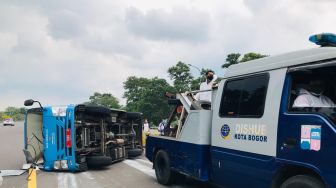 Dishub Semprot Bangkai Bus Pasien COVID-19 Kecelakaan di Tol Jagorawi