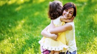 Jangan Diremehkan, Ternyata Memeluk Anak Punya Segudang Manfaat