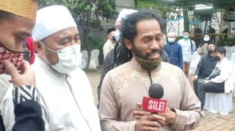 Tak Sempat Jumpa, Imam Gimbal Kejer di Pemakaman Syekh Ali Jaber