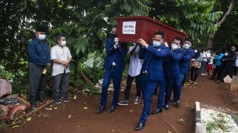 Sejumlah pramugara Sriwijaya Air memanggul peti jenazah Okky Bisma yang menjadi korban kecelakaan Sriwijaya Air SJ 182 rute Jakarta-Pontianak untuk dimakamkan di TPU Balekambang, Jakarta Timur, Kamis (14/1/2021). [ANTARA FOTO/Sigid Kurniawan] 