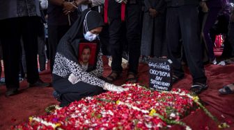 Suasana Haru Iringi Prosesi Pemakaman Pramugara Sriwijaya Air Okky Bisma