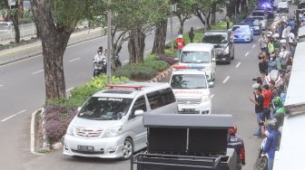 Iring-iringan mobil ambulans membawa jenazah Syekh Ali Jaber saat keluar dari Rumah Sakit Yarsi, Cempaka Putih, Jakarta Timur, Kamis (14/1/2021). [Suara.com/Alfian Winanto]