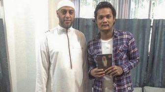 Virgoun Kehilangan Syekh Ali Jaber, yang Menuntunnya Membaca Syahadat