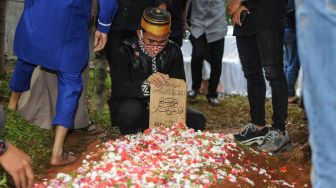 Doa Keluarga dan Kerabat di Makam Syekh Ali Jaber