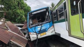 Tabrakan Bus Transpadang-Kereta Api Rusak Warung, Pemilik & Anak Selamat