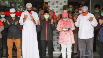 Ustaz Yusuf Mansur (tengah) bersama dengan keluarga berdoa untuk jenazah Syekh Ali Jaber di Rumah Sakit Yarsi, Cempaka Putih, Jakarta Timur, Kamis (14/1/2021). [Suara.com/Alfian Winanto]