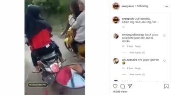 Tak Terima Dilirik, Sekelompok Remaja Putri Ini Baku Hantam di Tepi Jalan