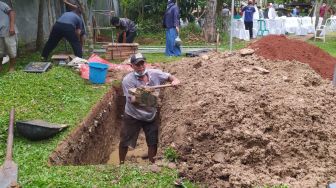 Dikubur Sore Ini, Makam Syekh Ali Jaber Mulai Digali