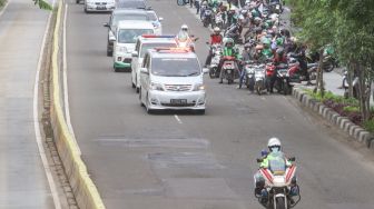 Iring-iringan mobil ambulans membawa jenazah Syekh Ali Jaber untuk disemayamkan di rumah duka dari Rumah Sakit Yarsi, Cempaka Putih, Jakarta Timur, Kamis (14/1/2021). [Suara.com/Alfian Winanto]