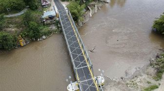 Foto aerial jembatan Molintogupo yang telah selesai diperbaiki di Suwawa, Kabupaten Bone Bolango, Gorontalo, Kamis (14/1/2021). [ANTARA FOTO/Adiwinata Solihin]